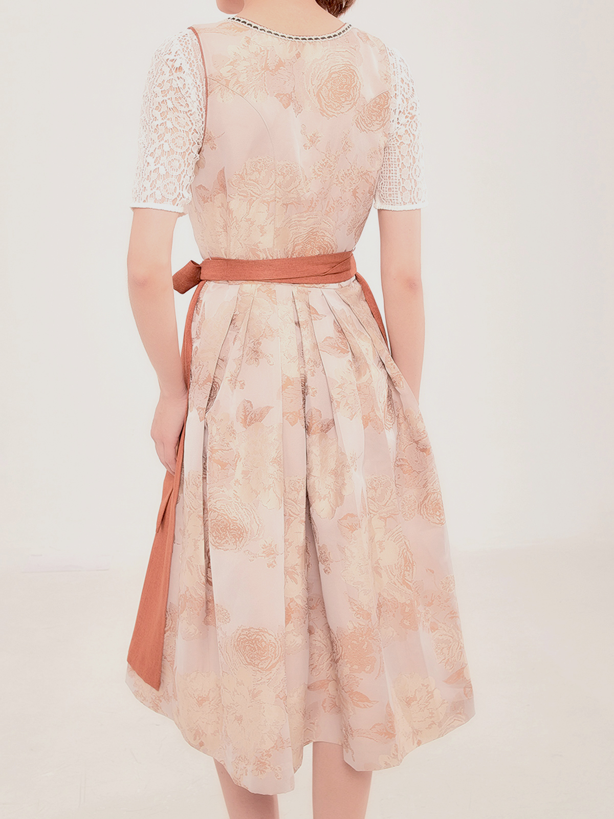 Modernes Dirndl mit geradem Ausschnitt in Braun