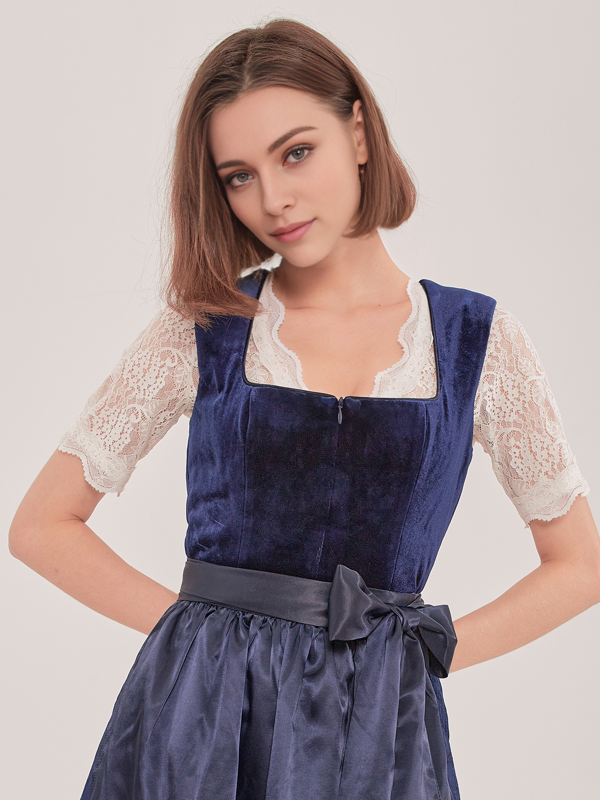 Modernes blaues Ja Mei Dirndl mit traditionellen Elementen