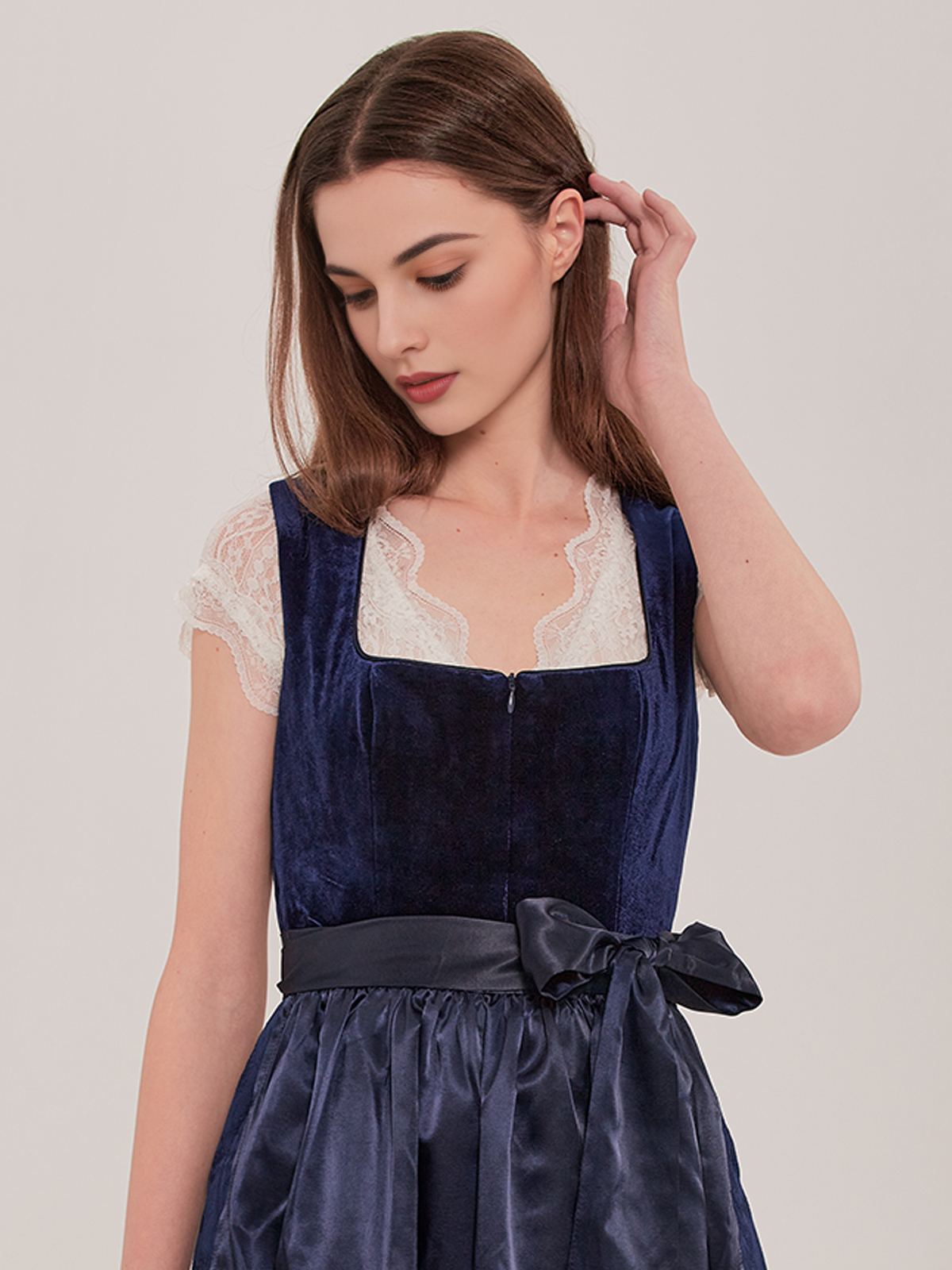 Dirndl Bluse mit Spitze in Blau