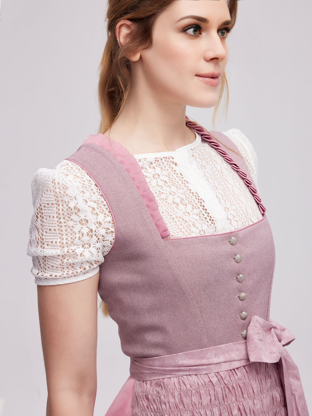 Grünes Dirndl aus Samt mit traditionellen Details