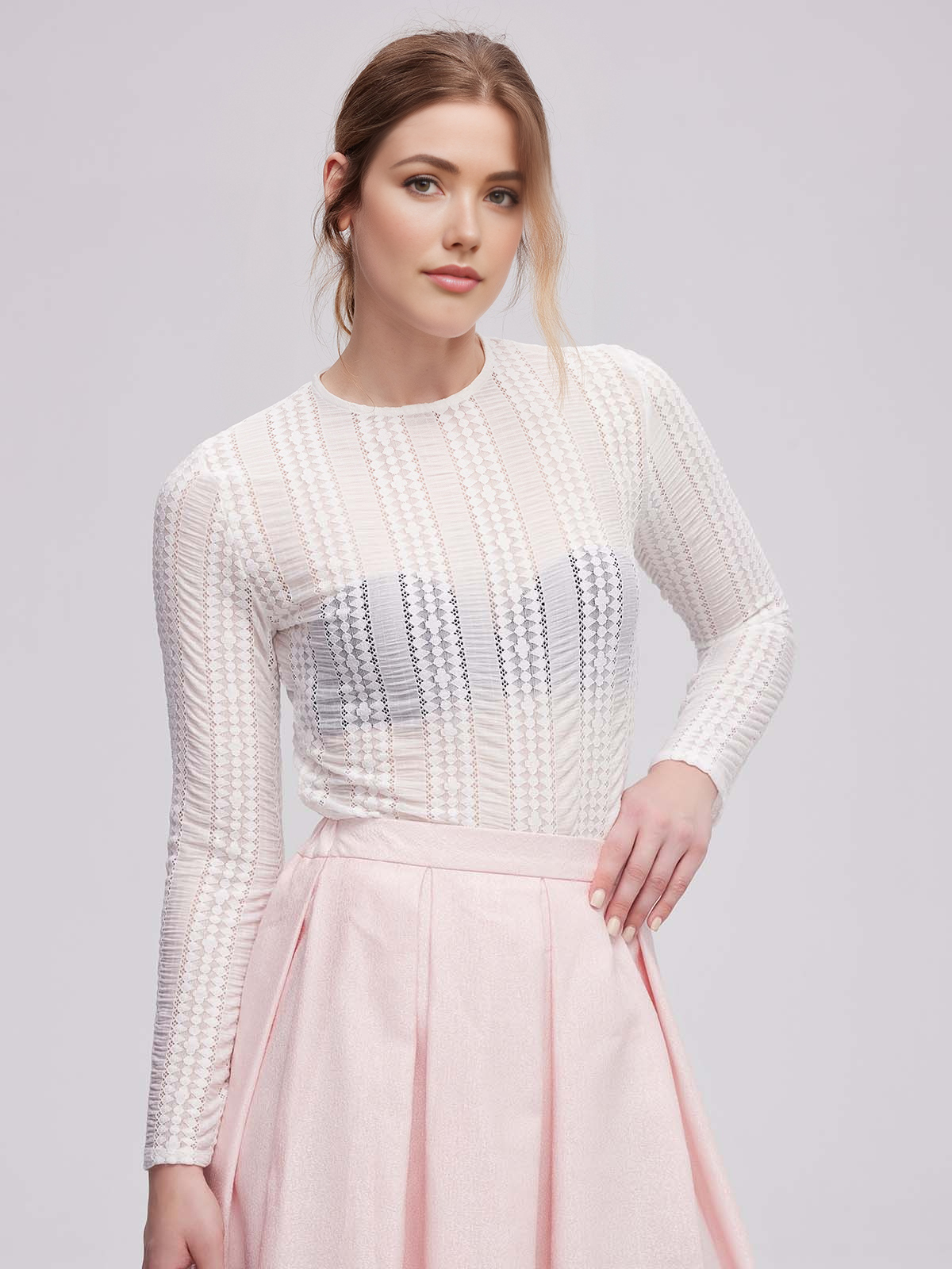 Modernes Dirndl in Weiß mit schlanker Silhouette