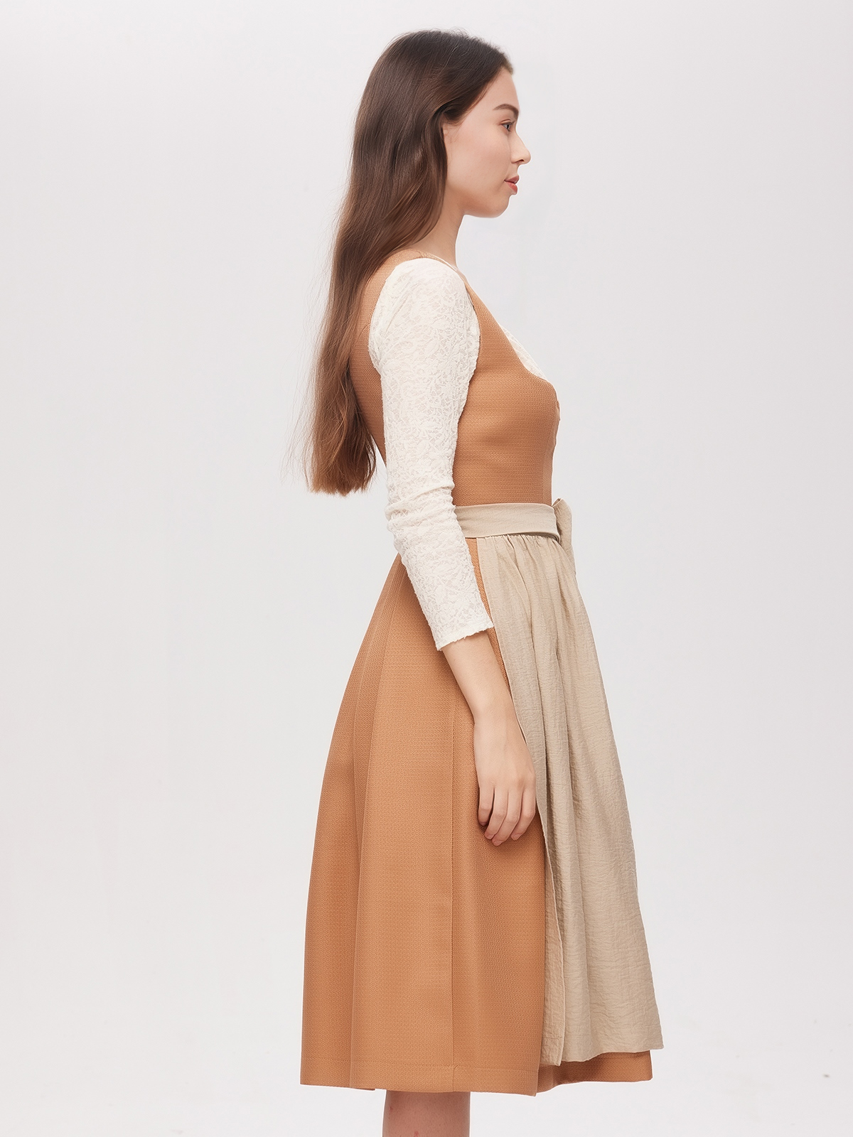 Dirndl Schwarz Mini – stilvoll und modern