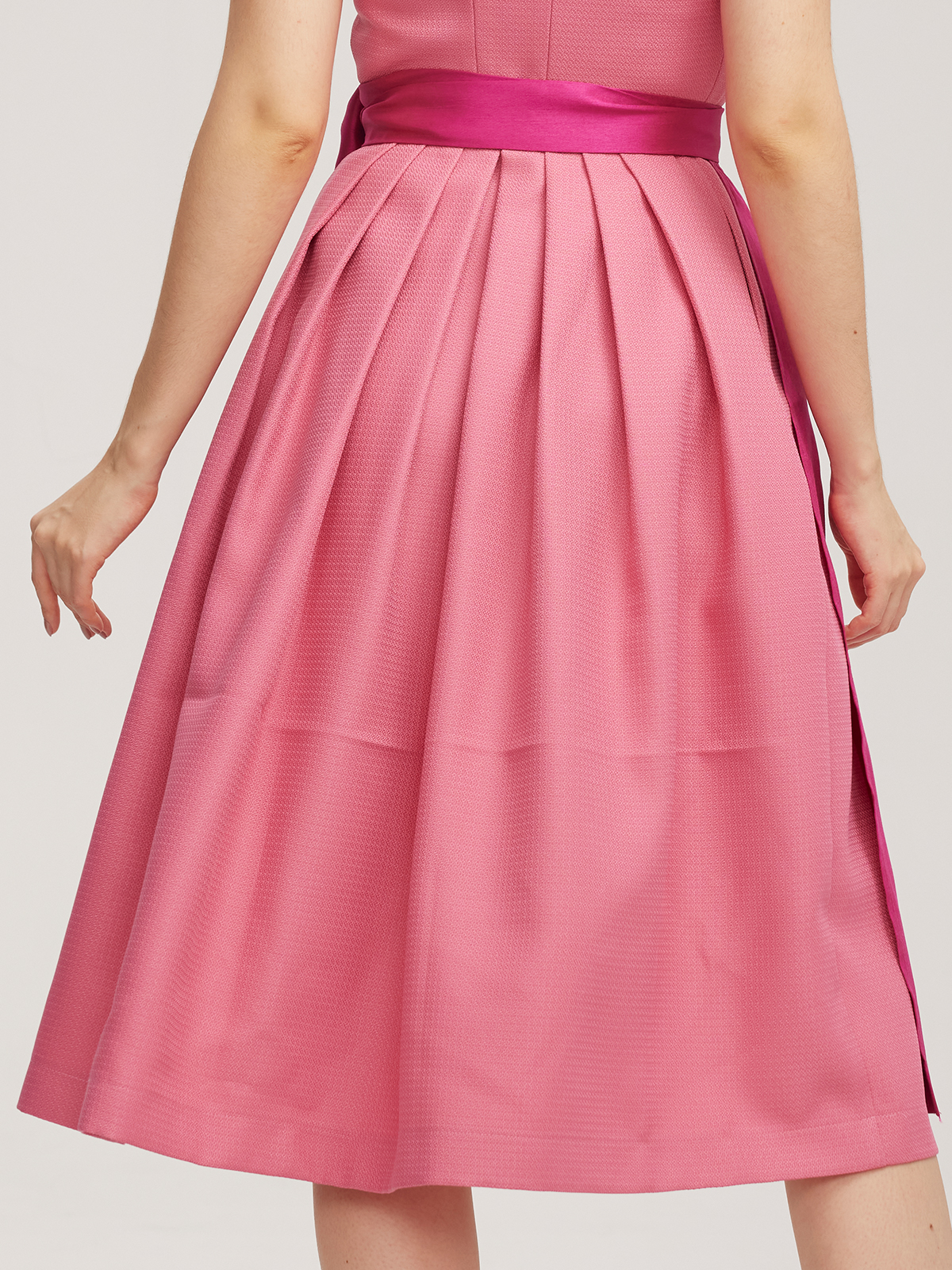 Modernes pinkes Dirndl mit floralen Applikationen