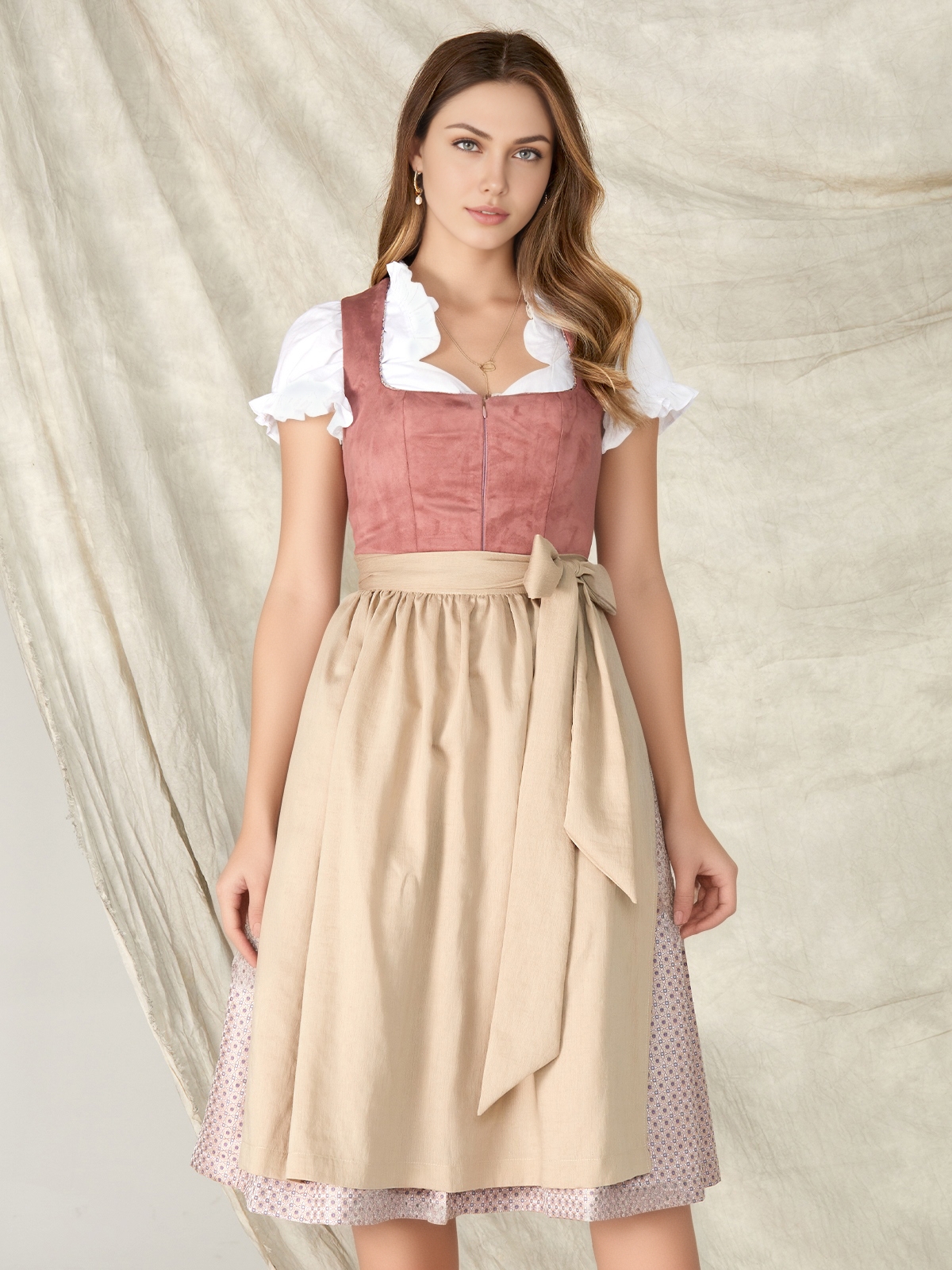 Dirndl in Rosa mit modernem Schnitt