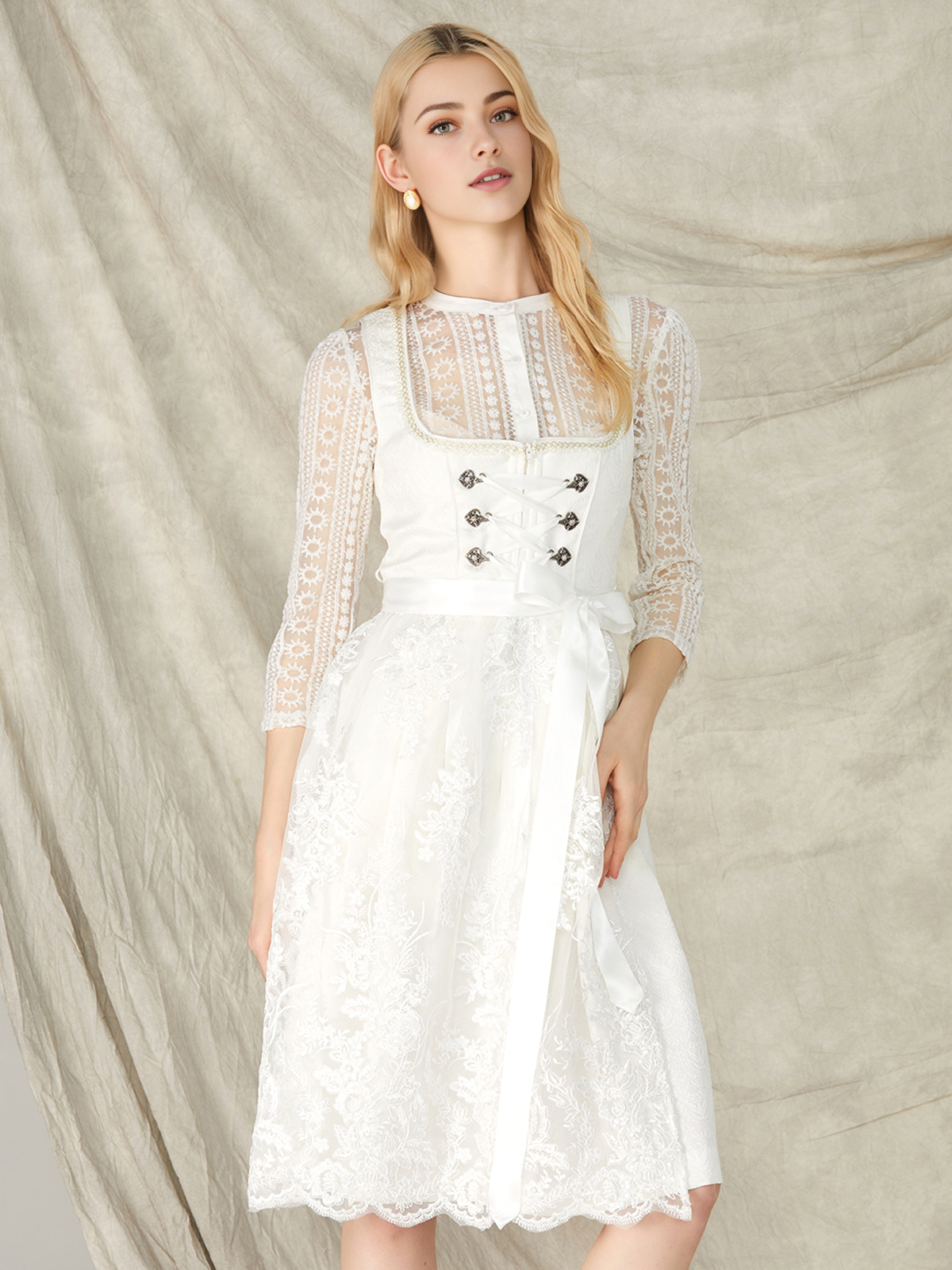 Dirndl Blau Samt in eleganter Pose
