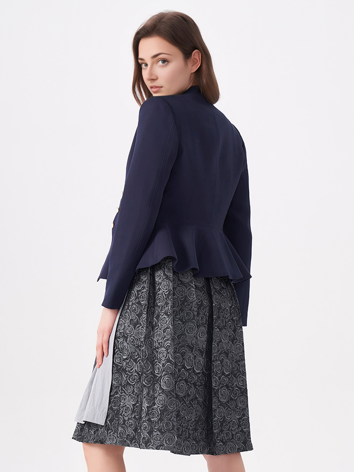 Marineblaues Dirndl mit traditioneller Schürze