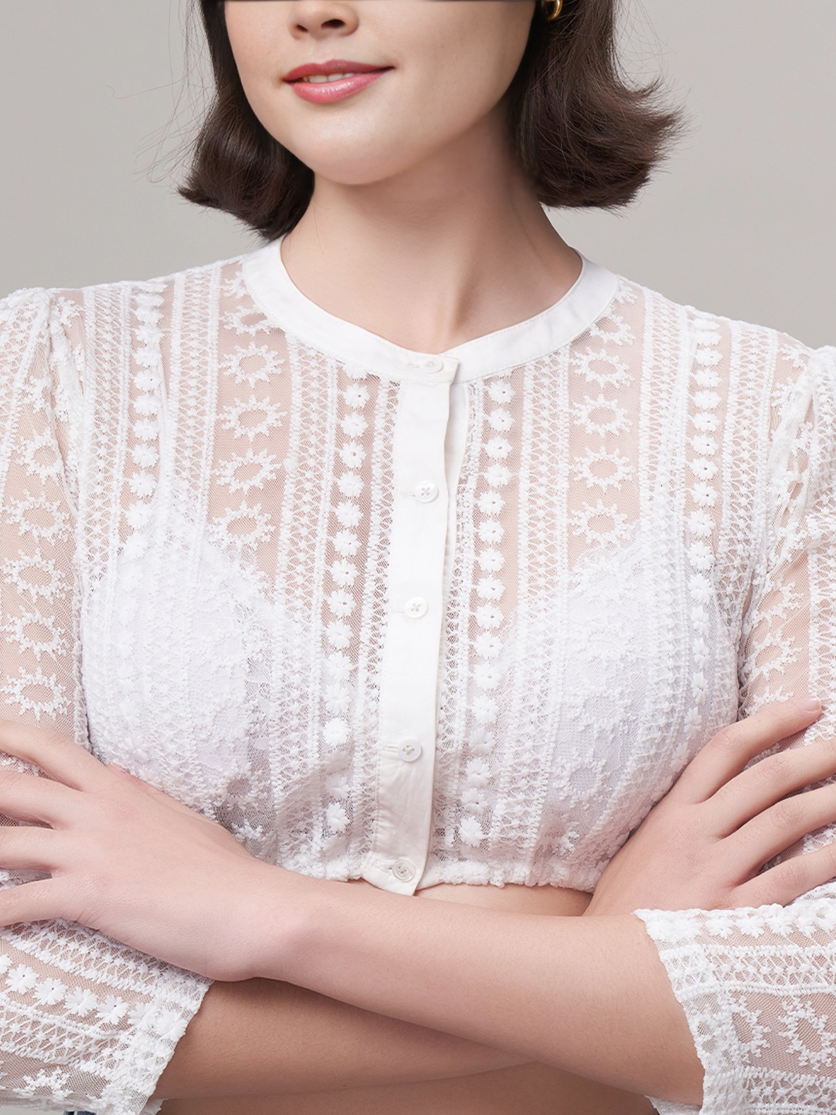 Dirndl in violett mit weißer Bluse