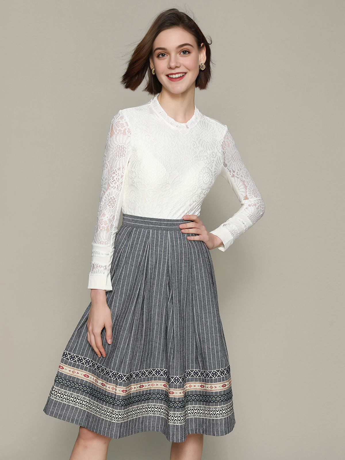 Dirndl mit Spitzenbluse und passendem Schmuck