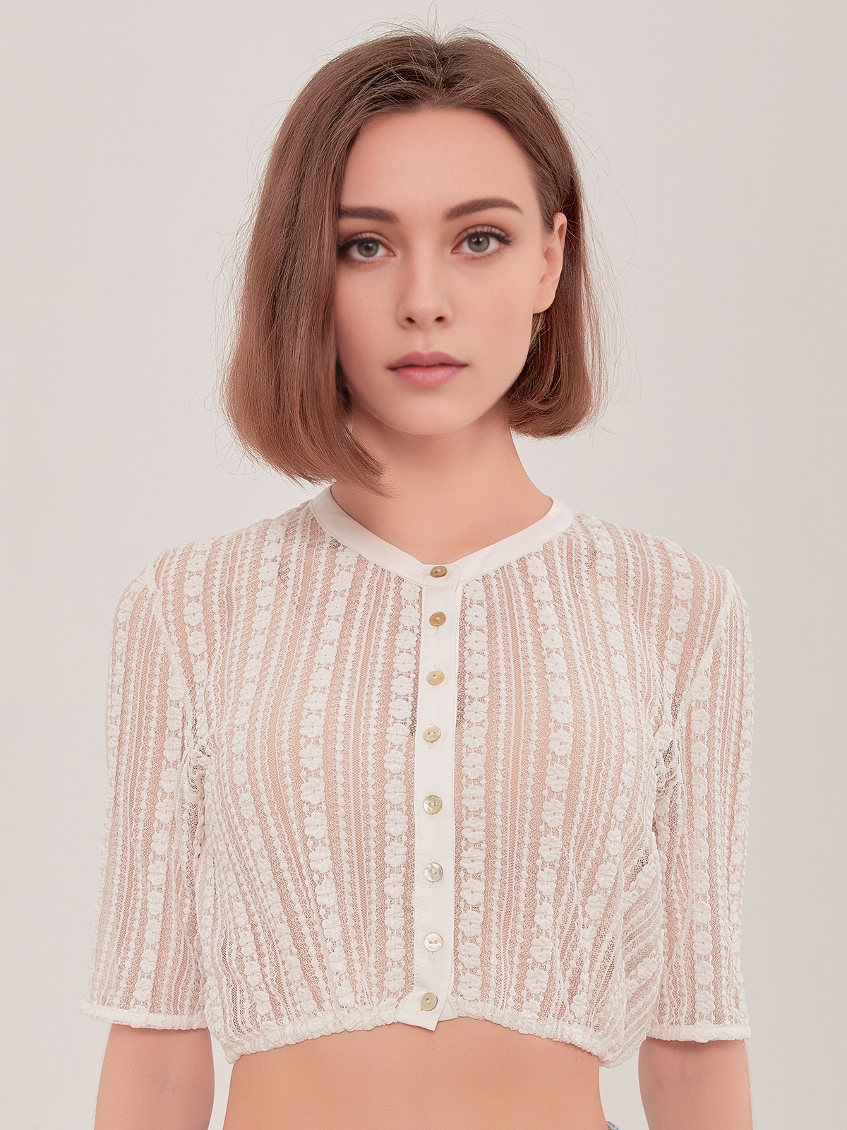 Elegantes schwarzes Dirndl mit weißer Bluse