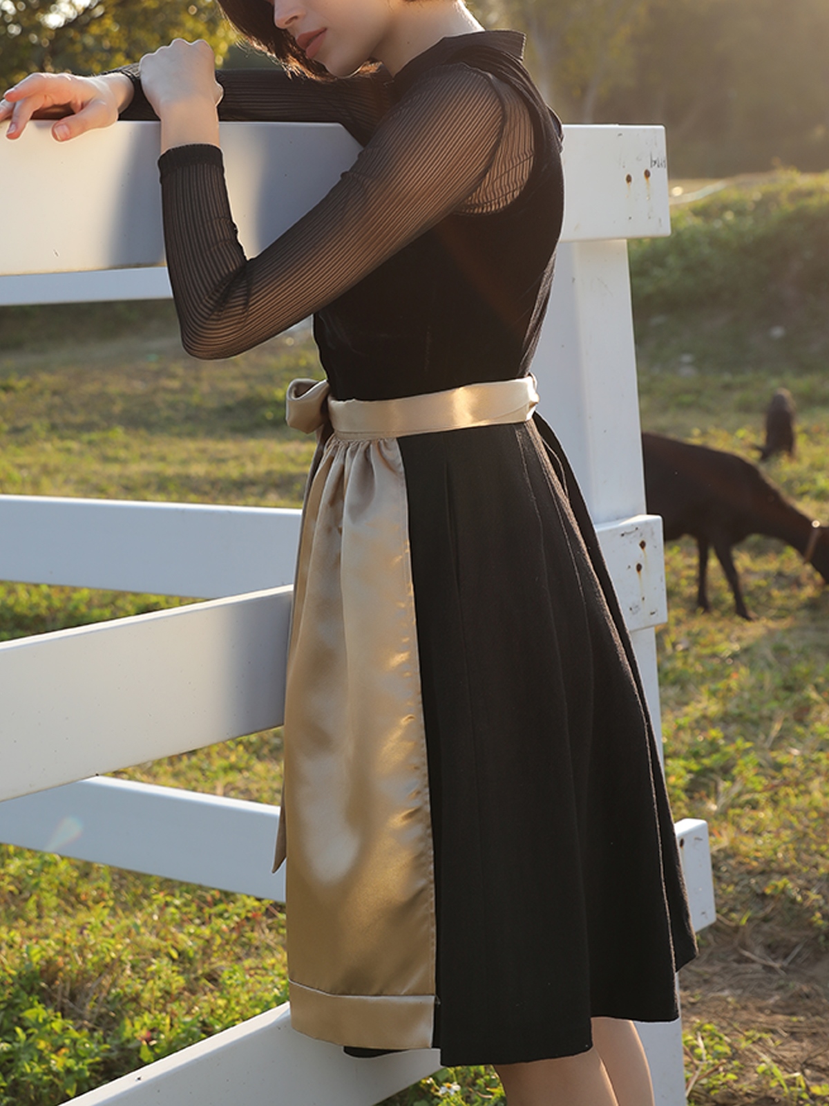 Elegantes schwarzes Dirndl mit Spitzenbluse