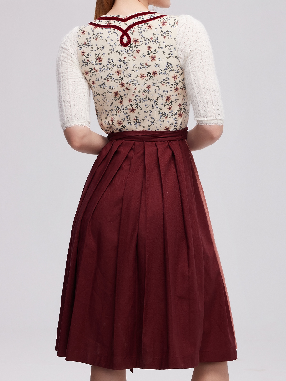 Ein elegantes rotes Dirndl von Ehreer, perfekt für festliche Anlässe