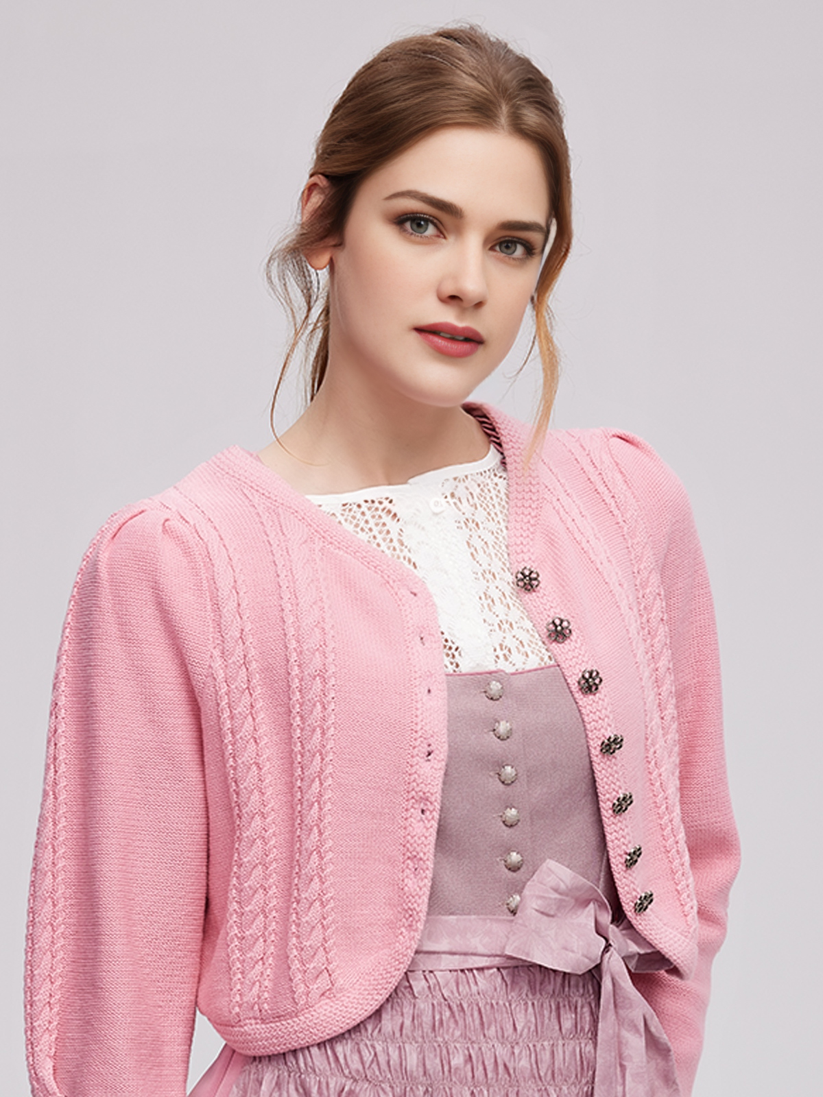 Hellblaues Dirndl mit floralen Details