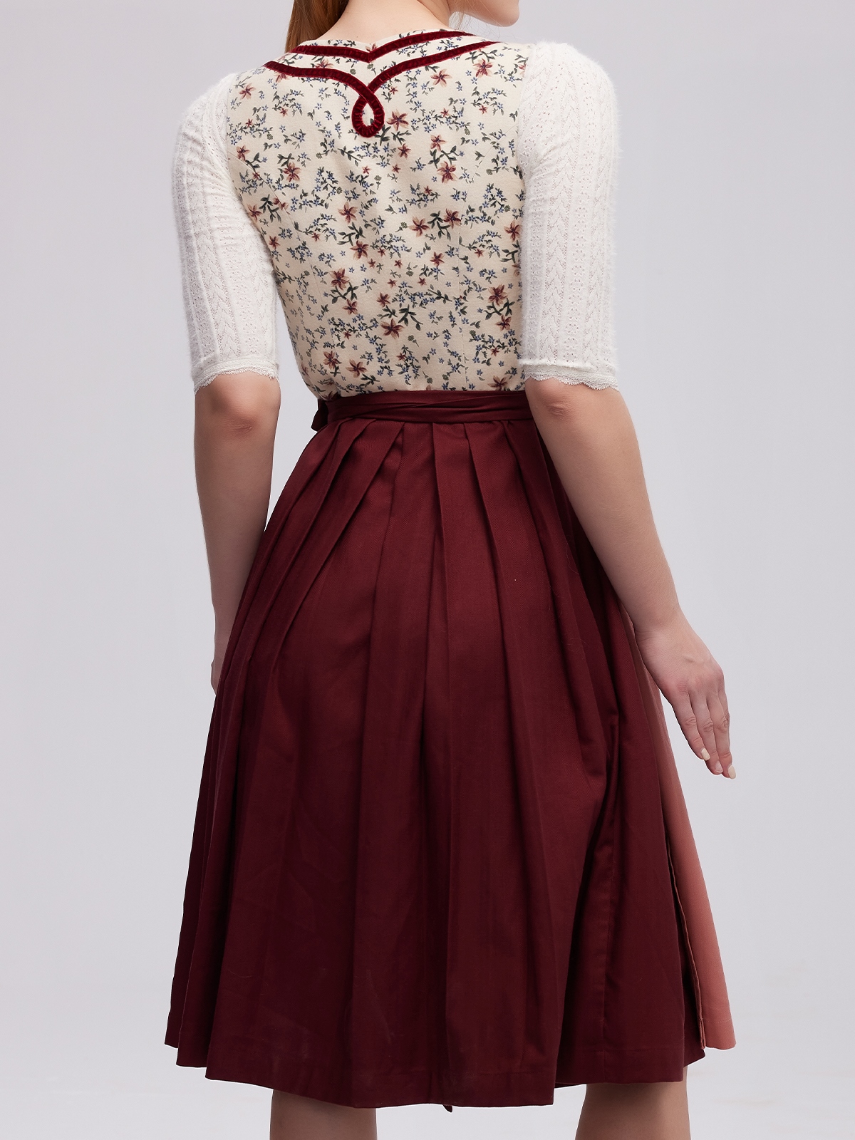 Dirndl mit großem Ausschnitt in Rot