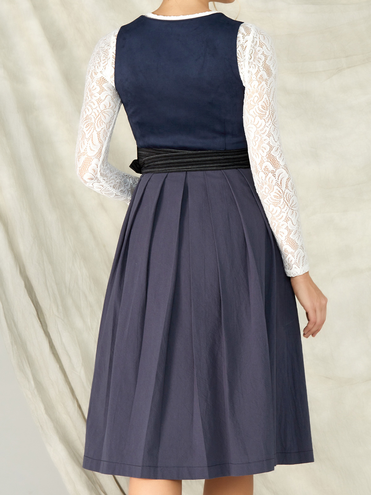 Elegantes blaues Dirndl mit traditionellem Schnitt