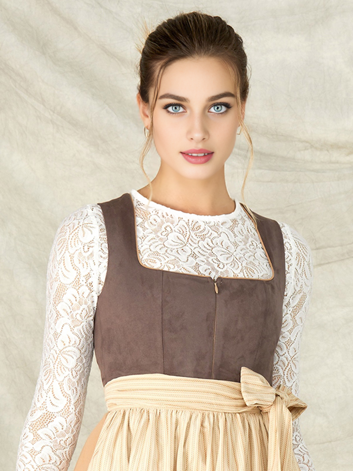 Dirndl in Braun mit traditioneller Schürze