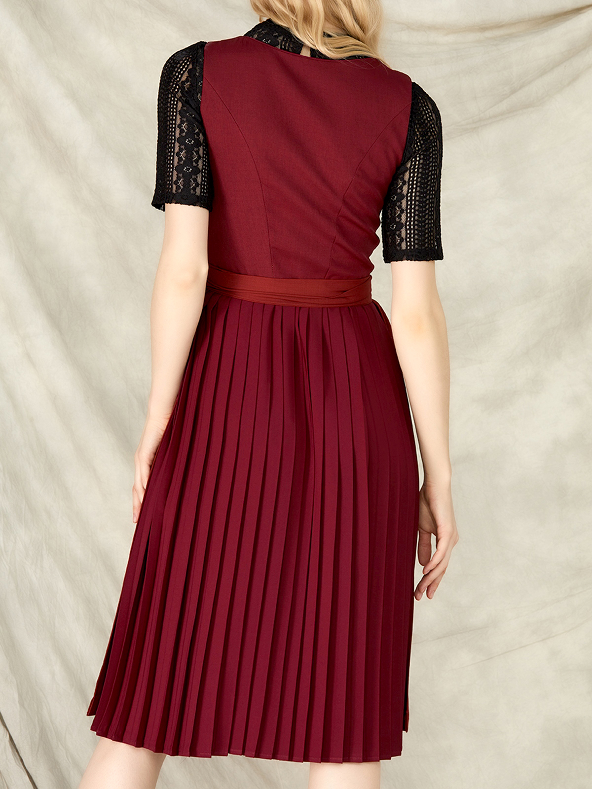 Ein klassisches rotes Dirndl mit weißer Schürze – perfekt für Oktoberfest & Co.