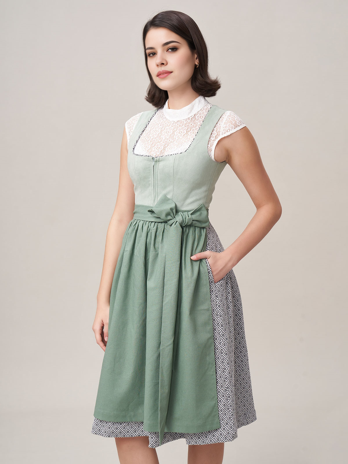 Hellblau Dirndl mit floralen Details