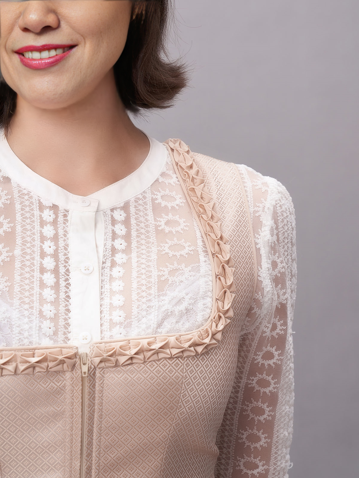 Modernes Dirndl mit tiefem Ausschnitt in Beige