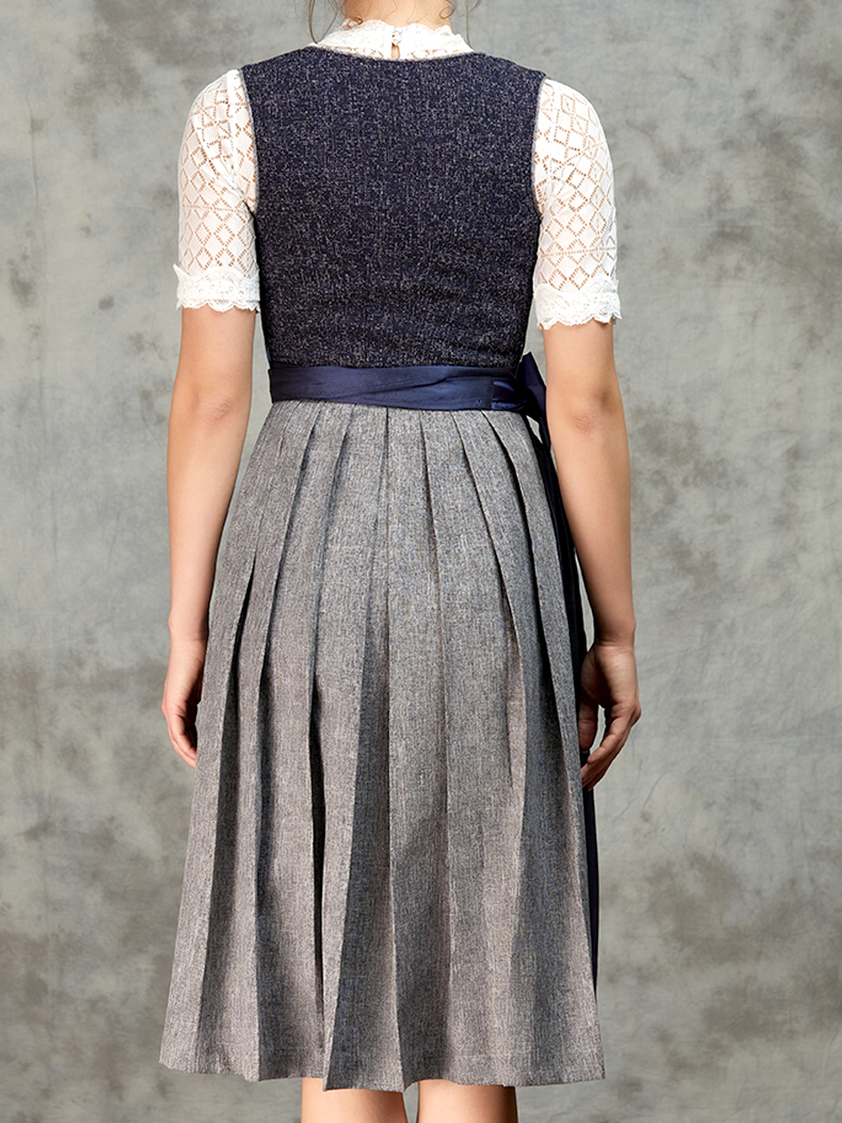 Elegantes blaues Dirndl mit modernem Schnitt