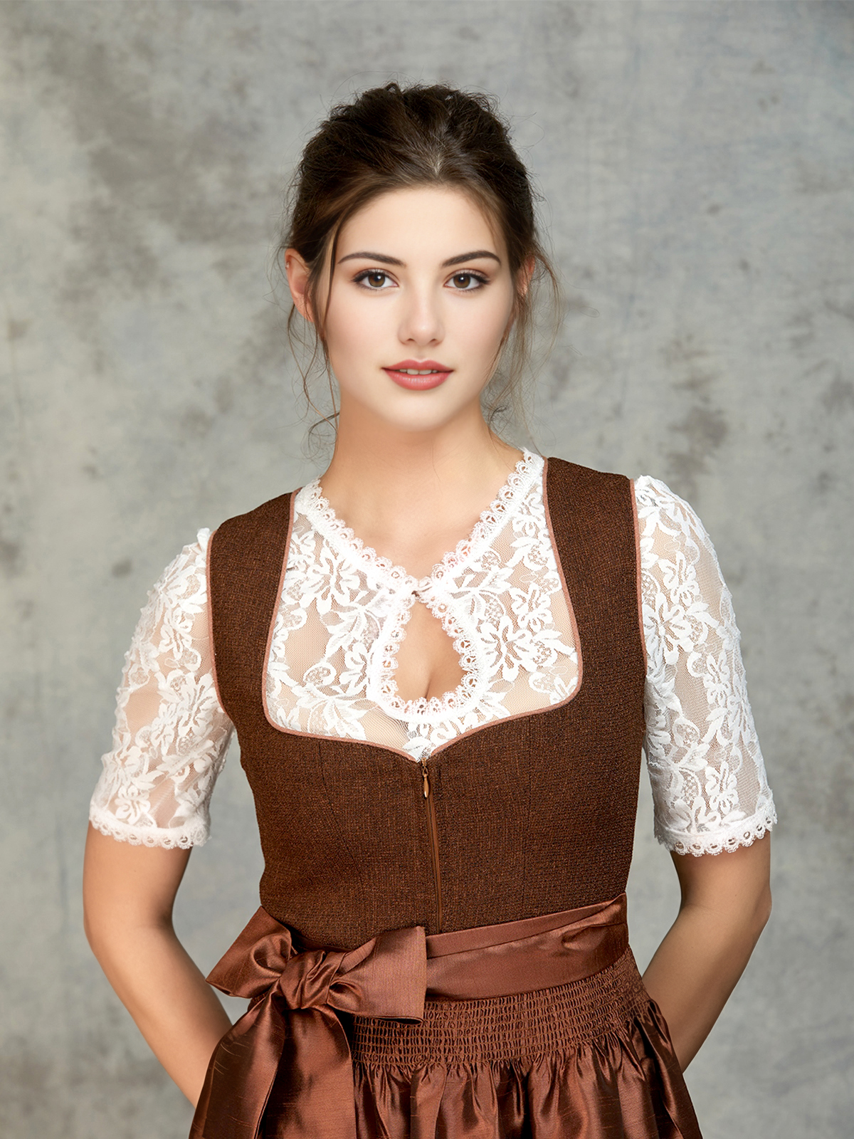 Elegantes schwarzes Trachtenkleid mit floralen Details