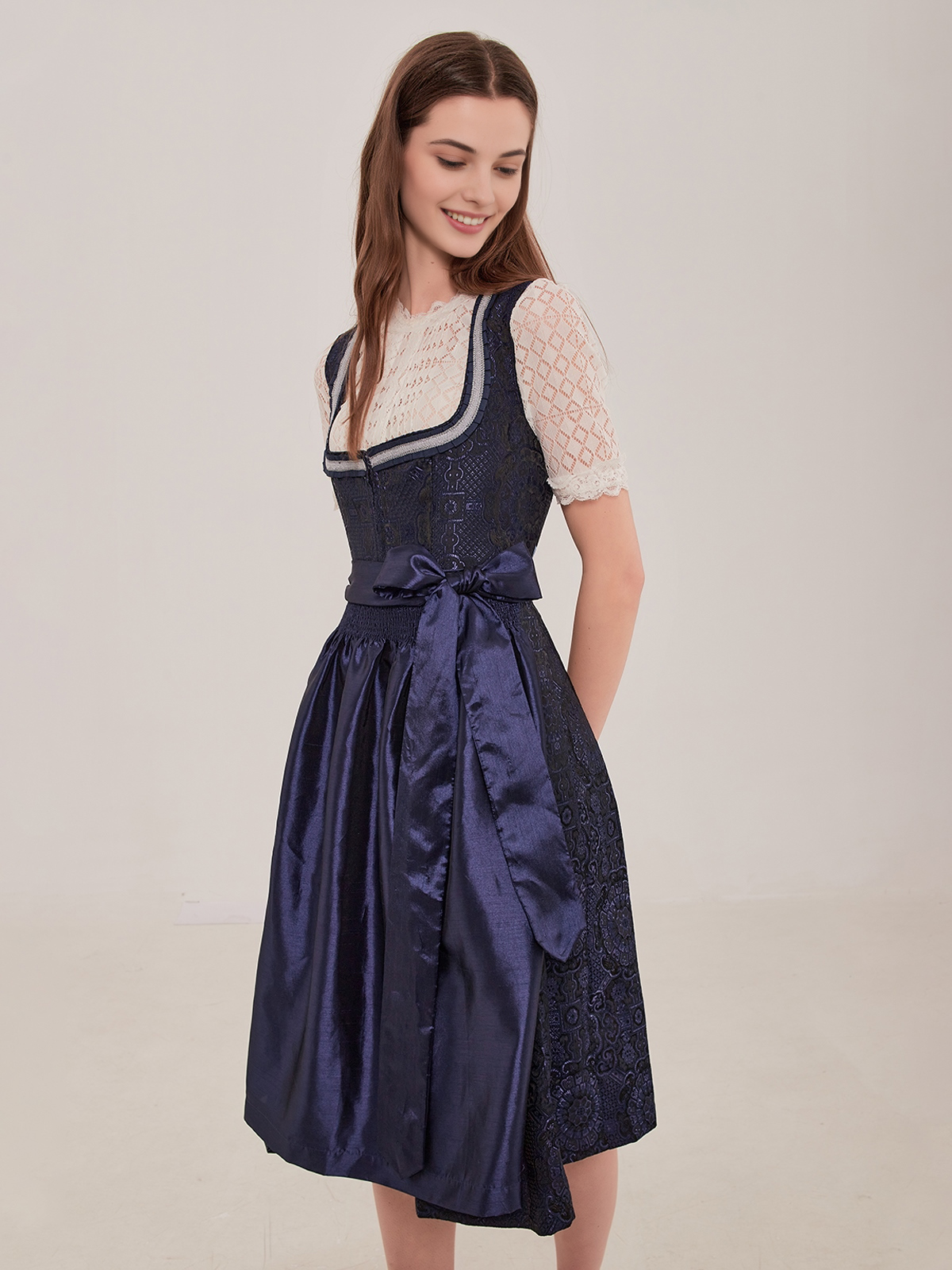 Dirndl in dunkelgrün