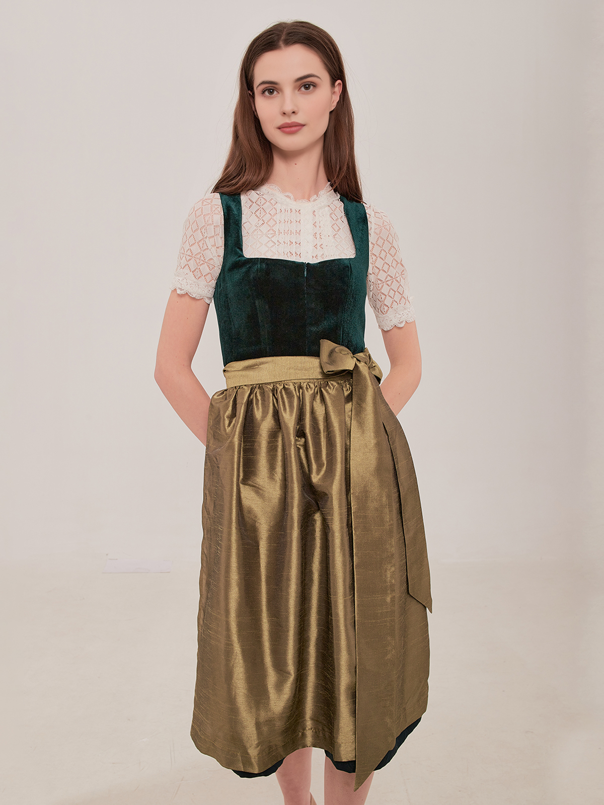 Dirndl mit schwarzer Bluse in Grün
