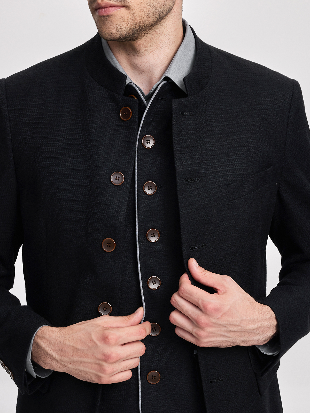 Dirndl in Schwarz mit traditioneller Stickerei