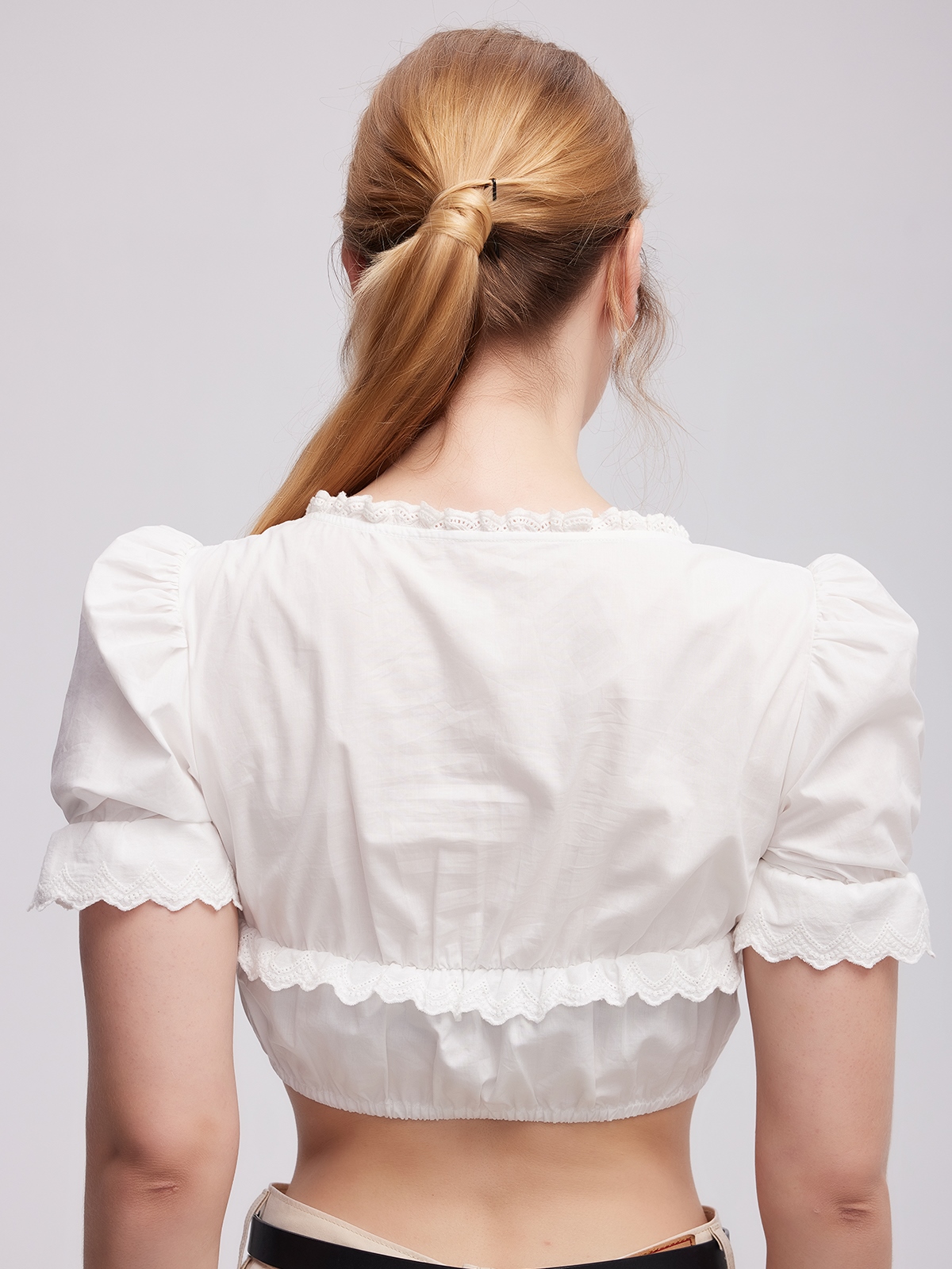 Elegante weiße Dirndlbluse mit feinen Details