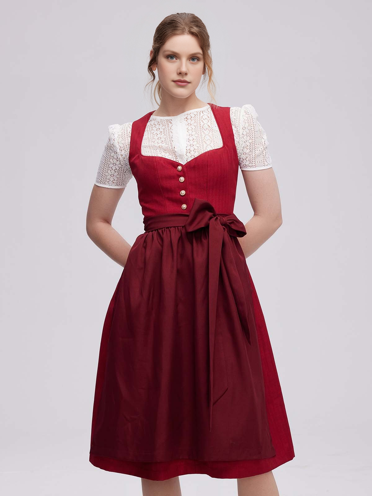 Rotes Dirndl mit floraler Stickerei
