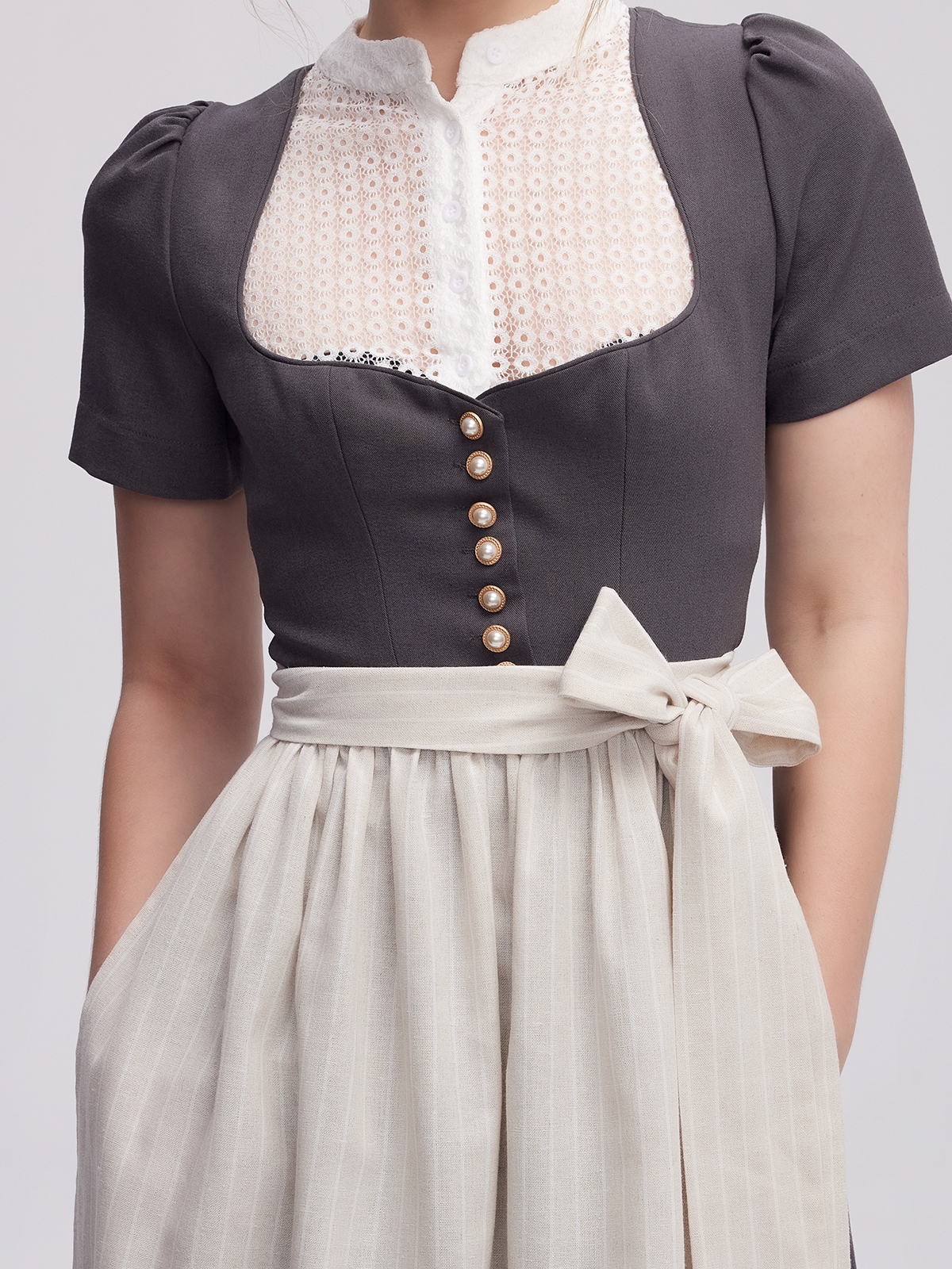 Dirndl in Grau mit ärmelloser Bluse