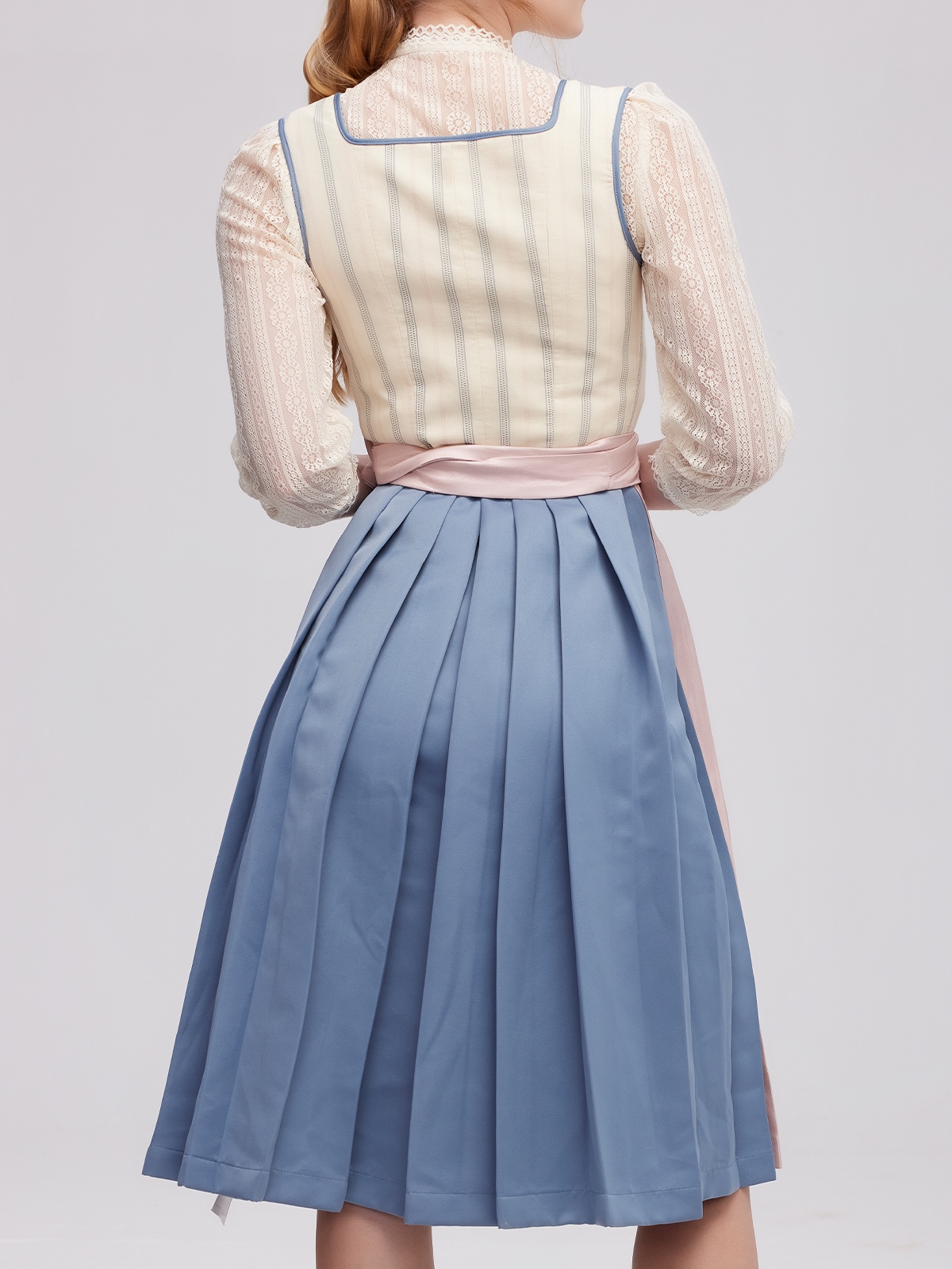 Dirndl in Rosa Samt – stilvoll und feminin