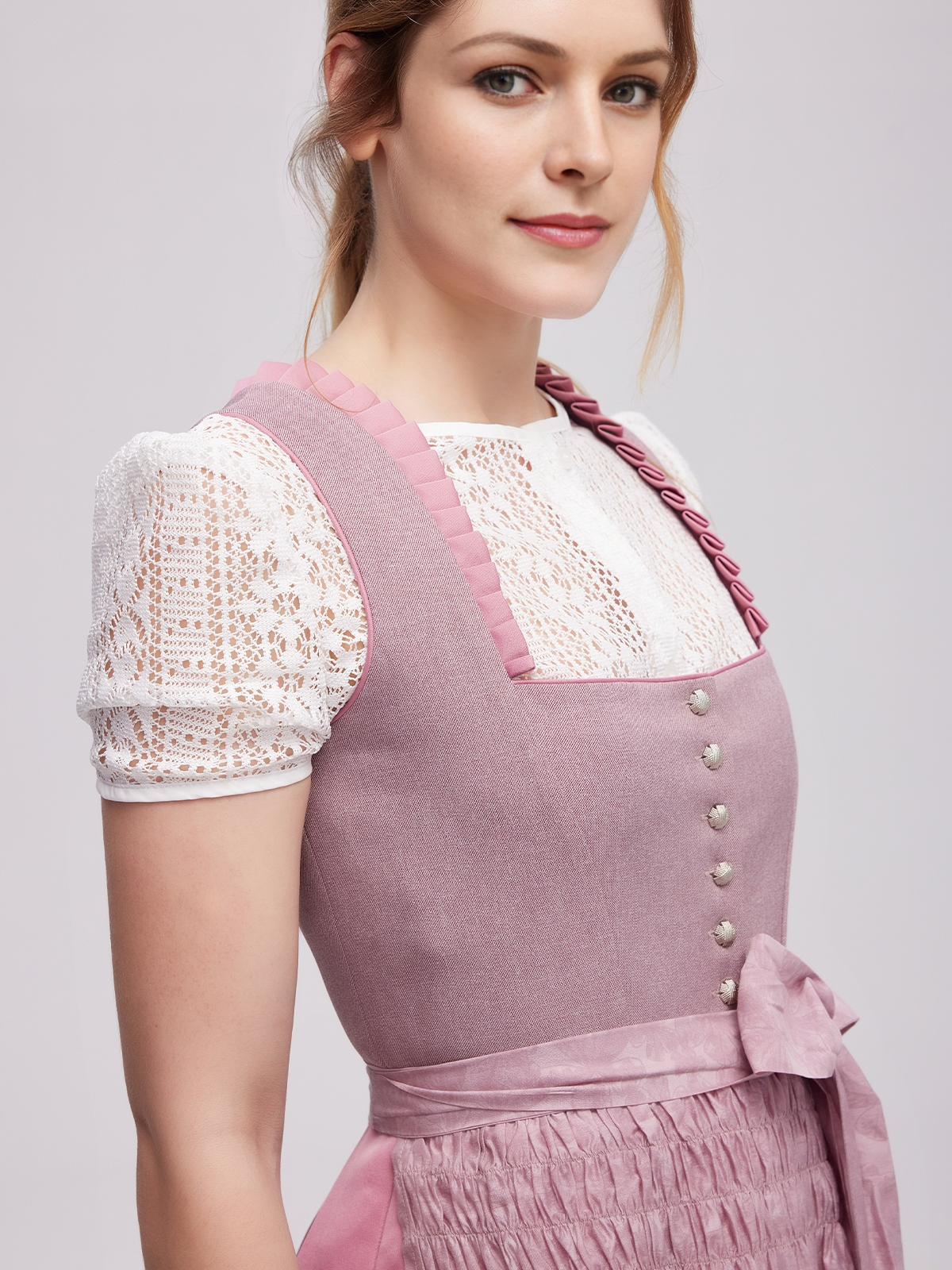Modernes lila Dirndl mit grauen Akzenten