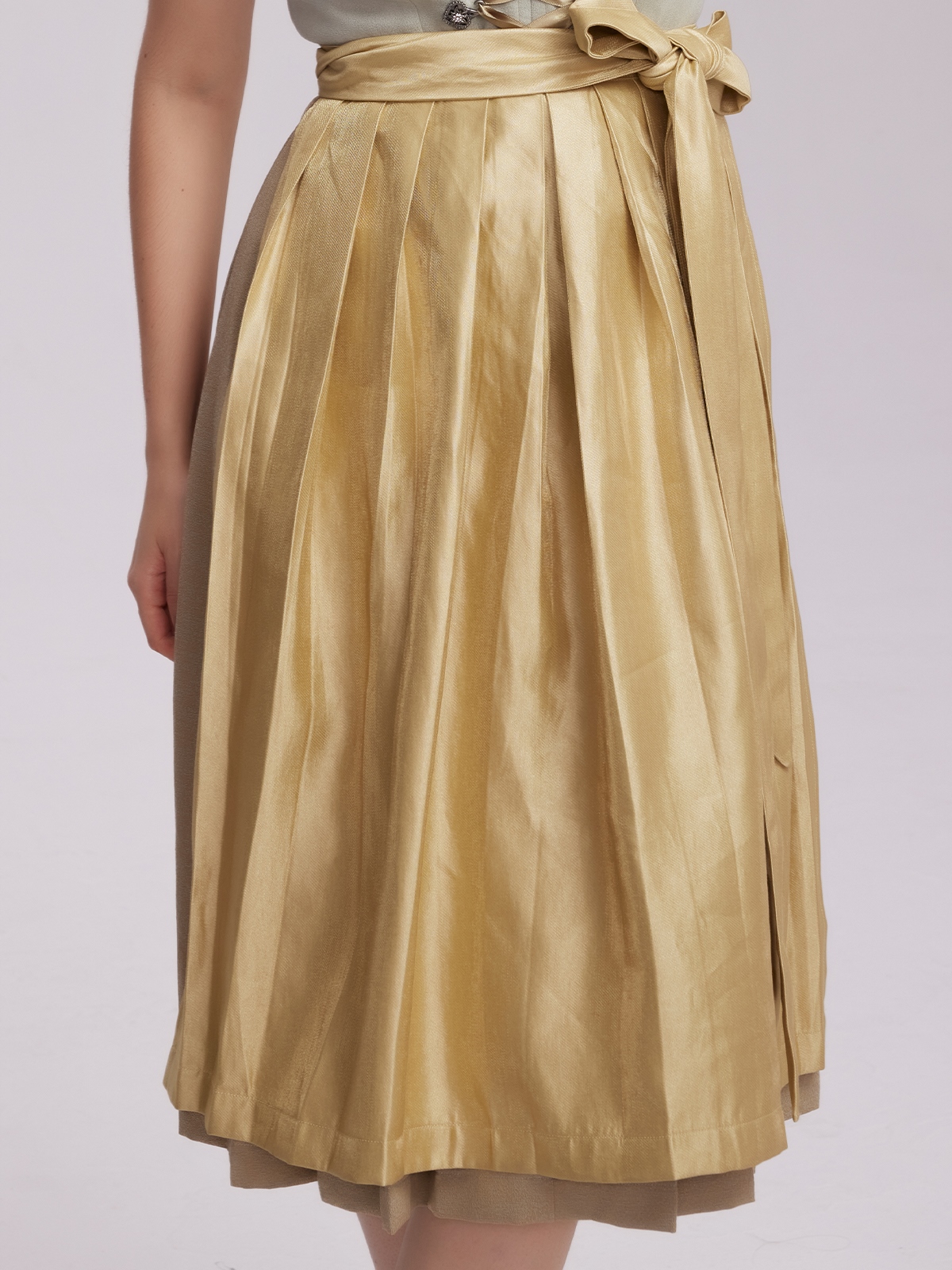 Modernes grünes Ausschnitt Dirndl mit figurbetonter Silhouette