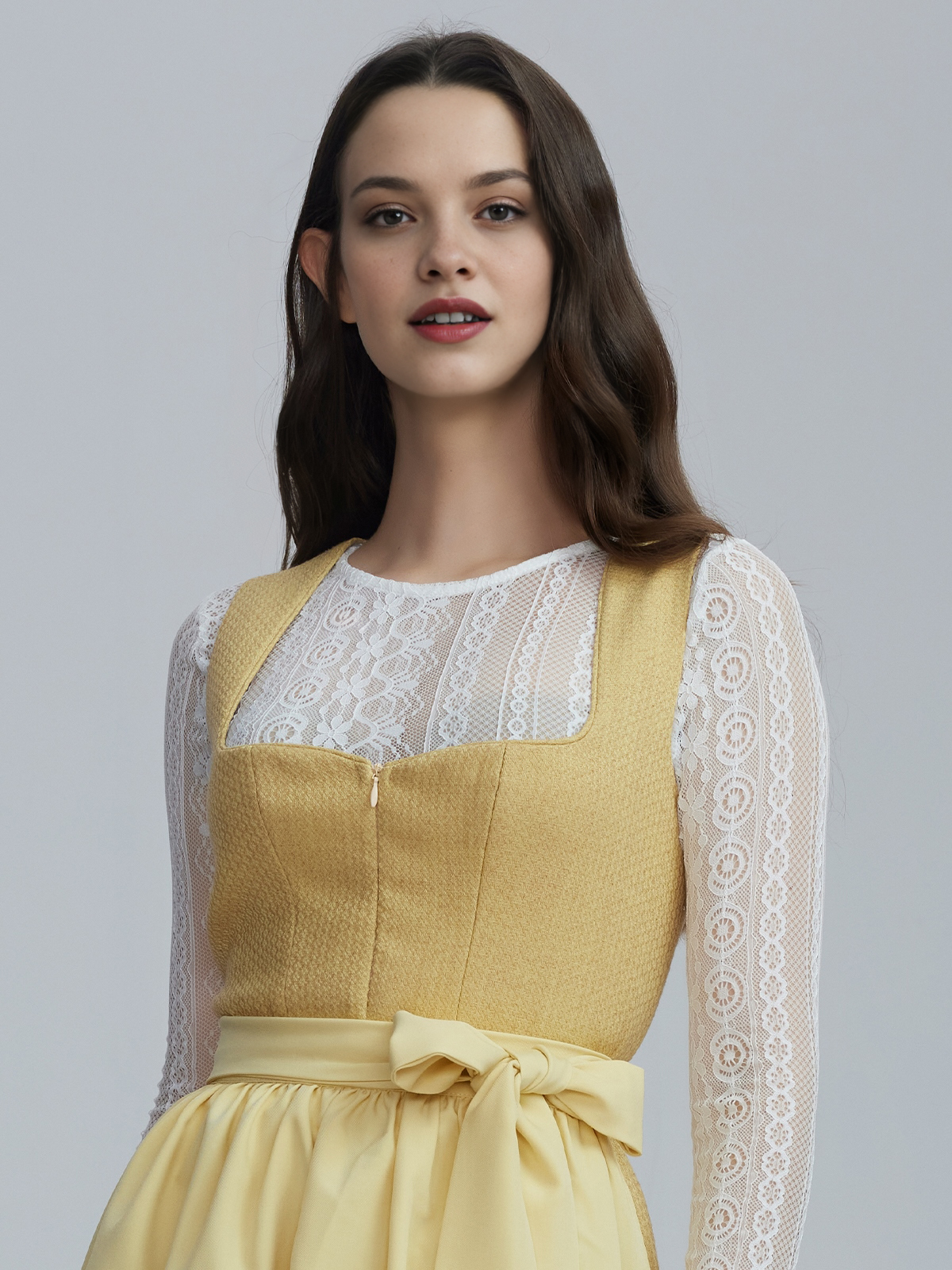 Ein elegantes gelbes Dirndl mit perfekt sitzender Schürze