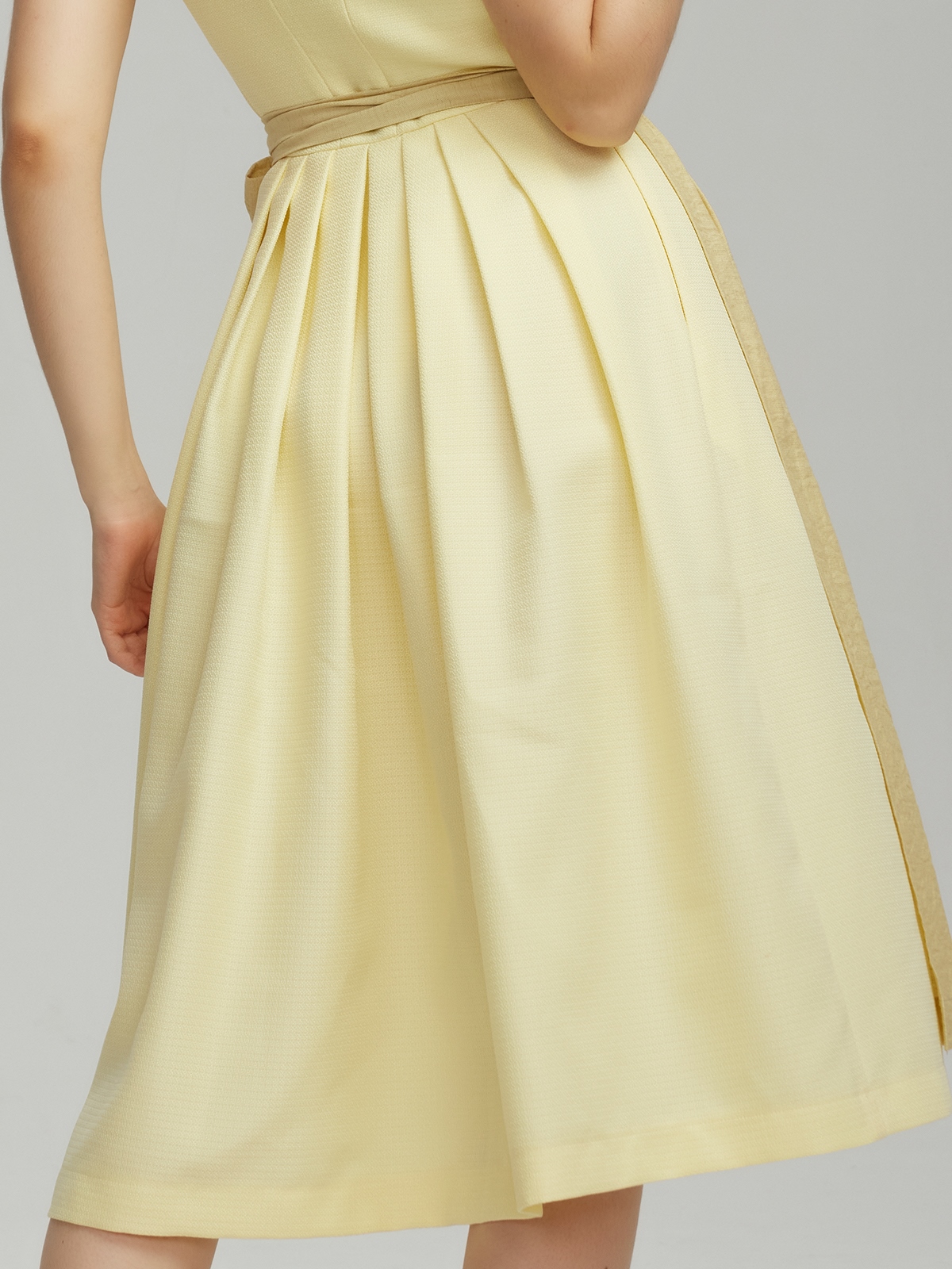 Braunes Dirndl in Gelb