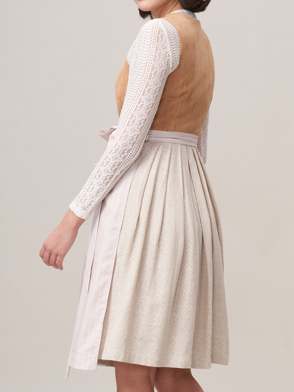 Modernes Dirndl in Braun – perfekt für stilvolle Anlässe