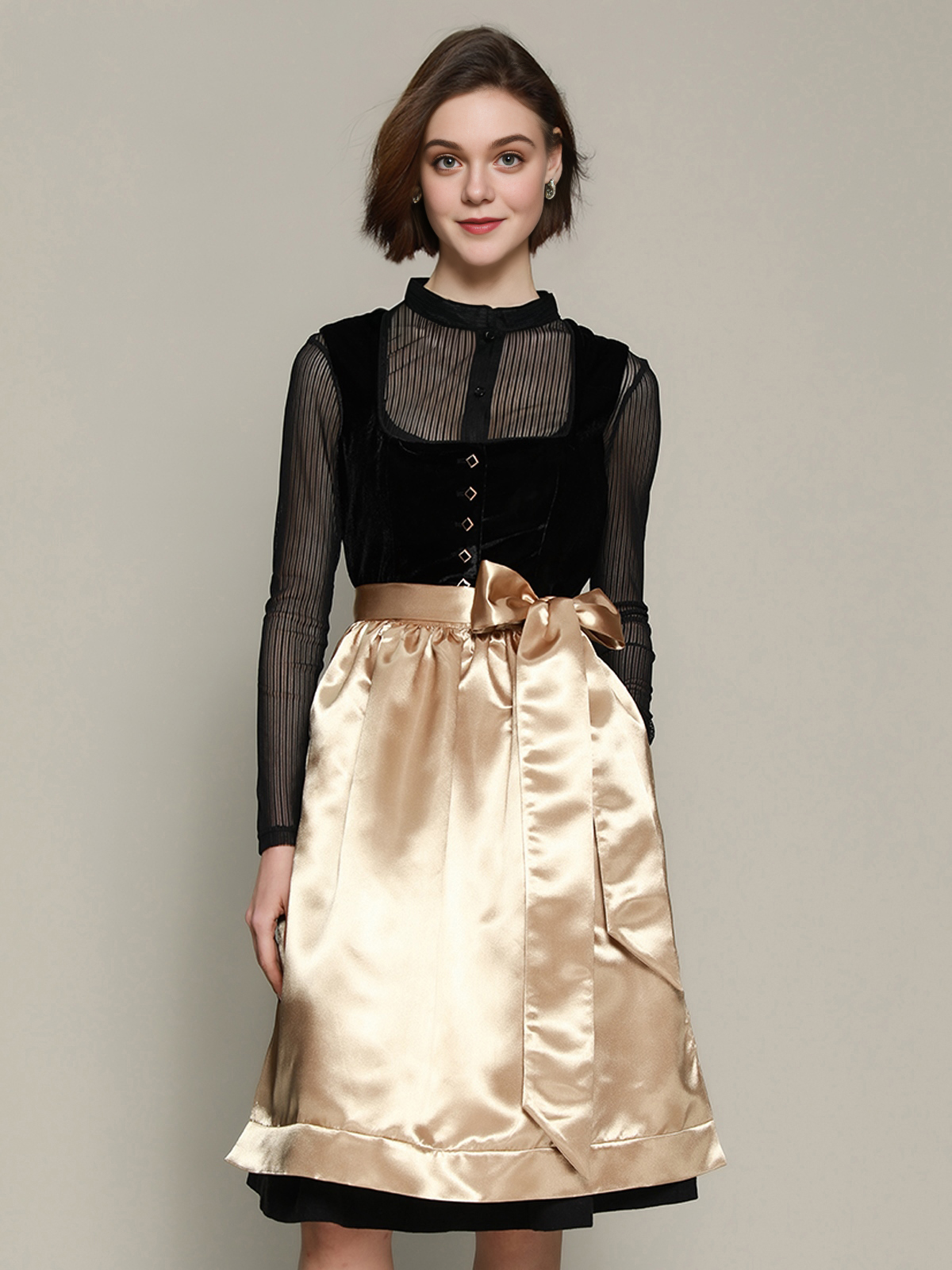 Grau Dirndl mit schwarzer Schürze