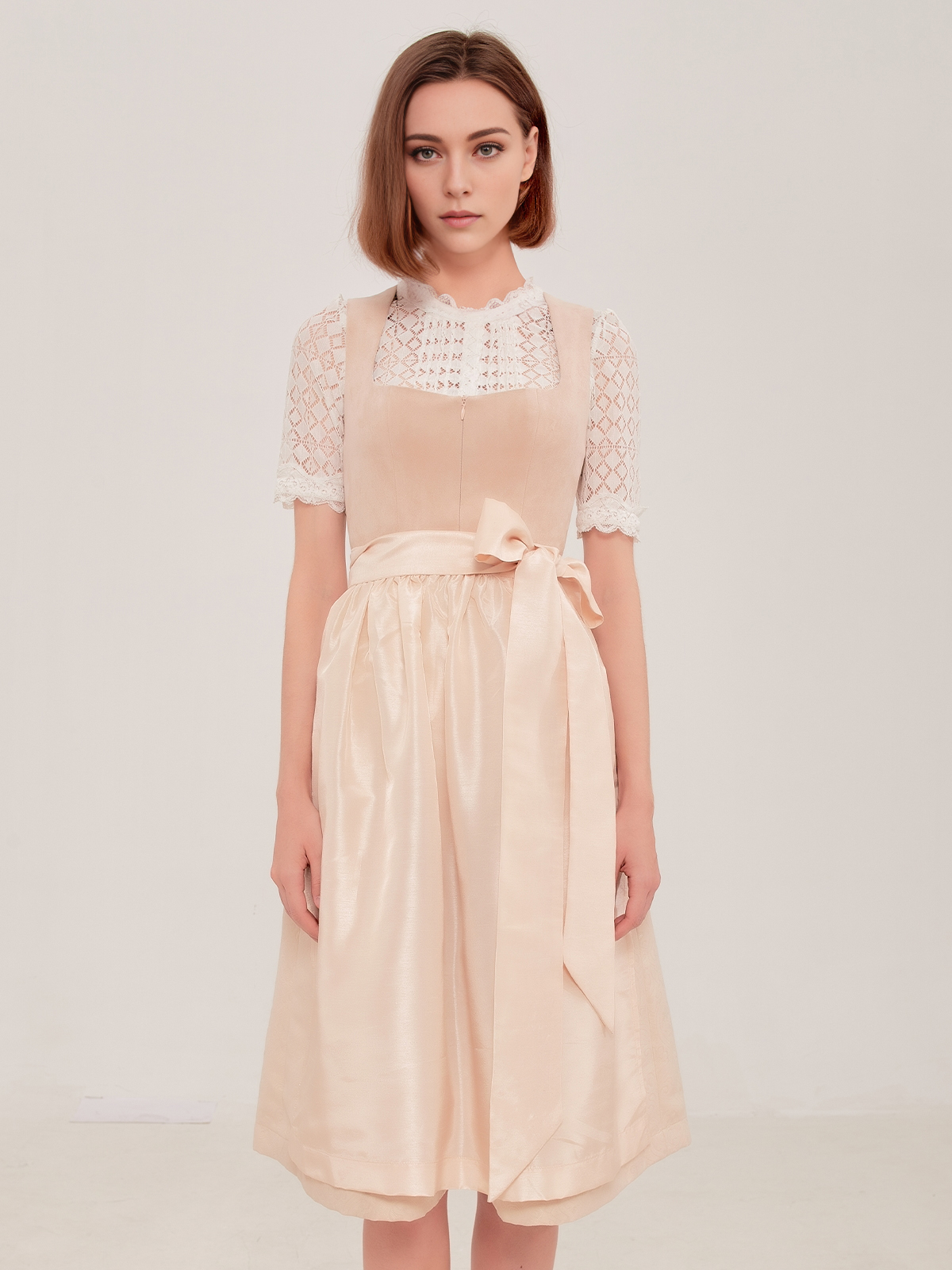 Modernes Dirndl in Beige mit blauen Akzenten
