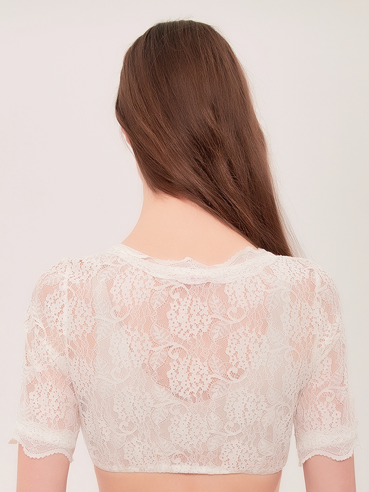 Dirndlbluse in Weiß – ein klassischer Look für jedes Dirndl