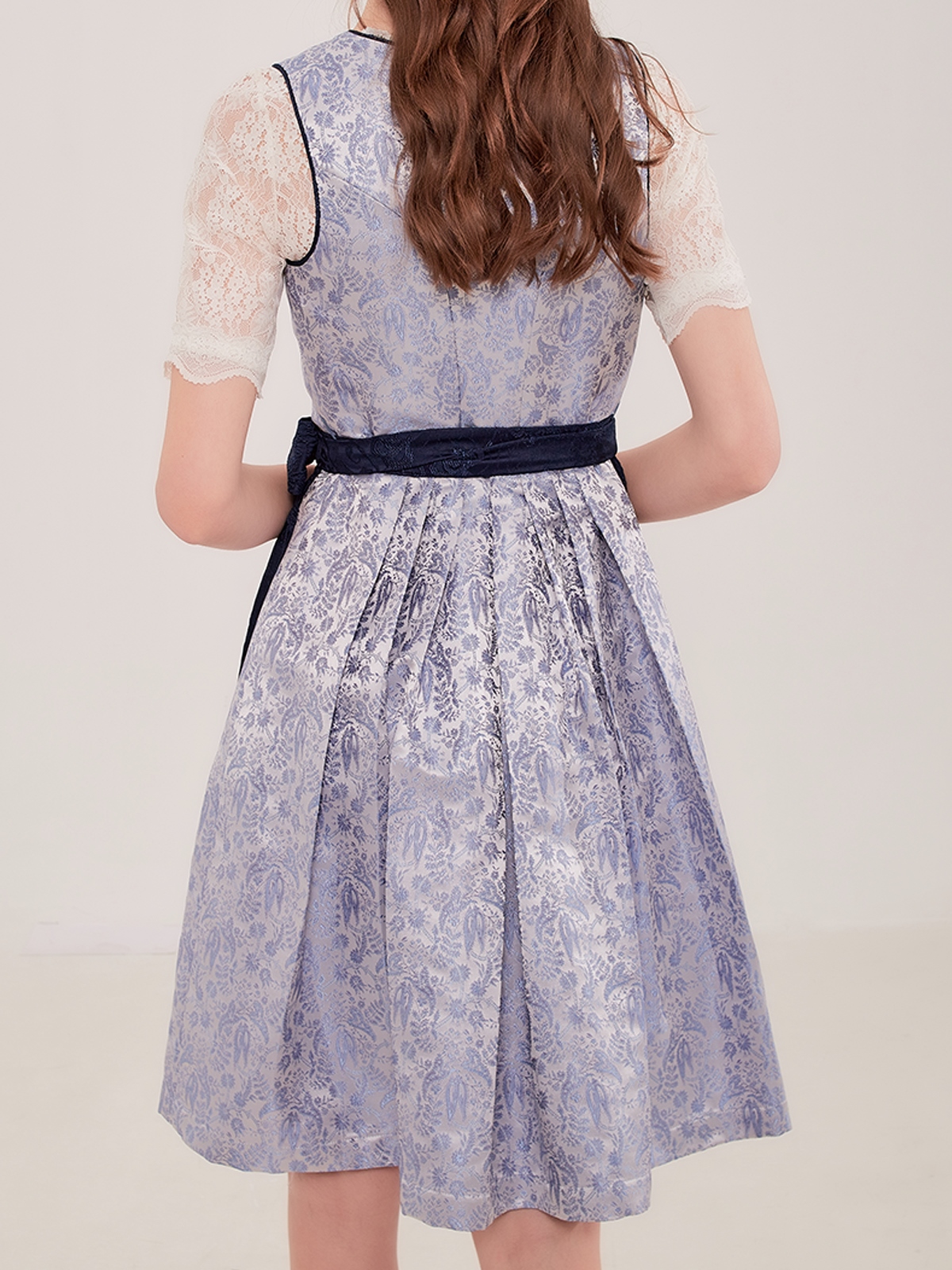 Styling-Beispiel für Lederhose weiß mit Dirndl