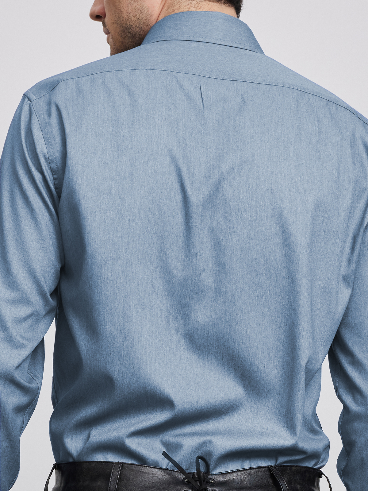 Modernes Dirndl in Blau mit floralen Details