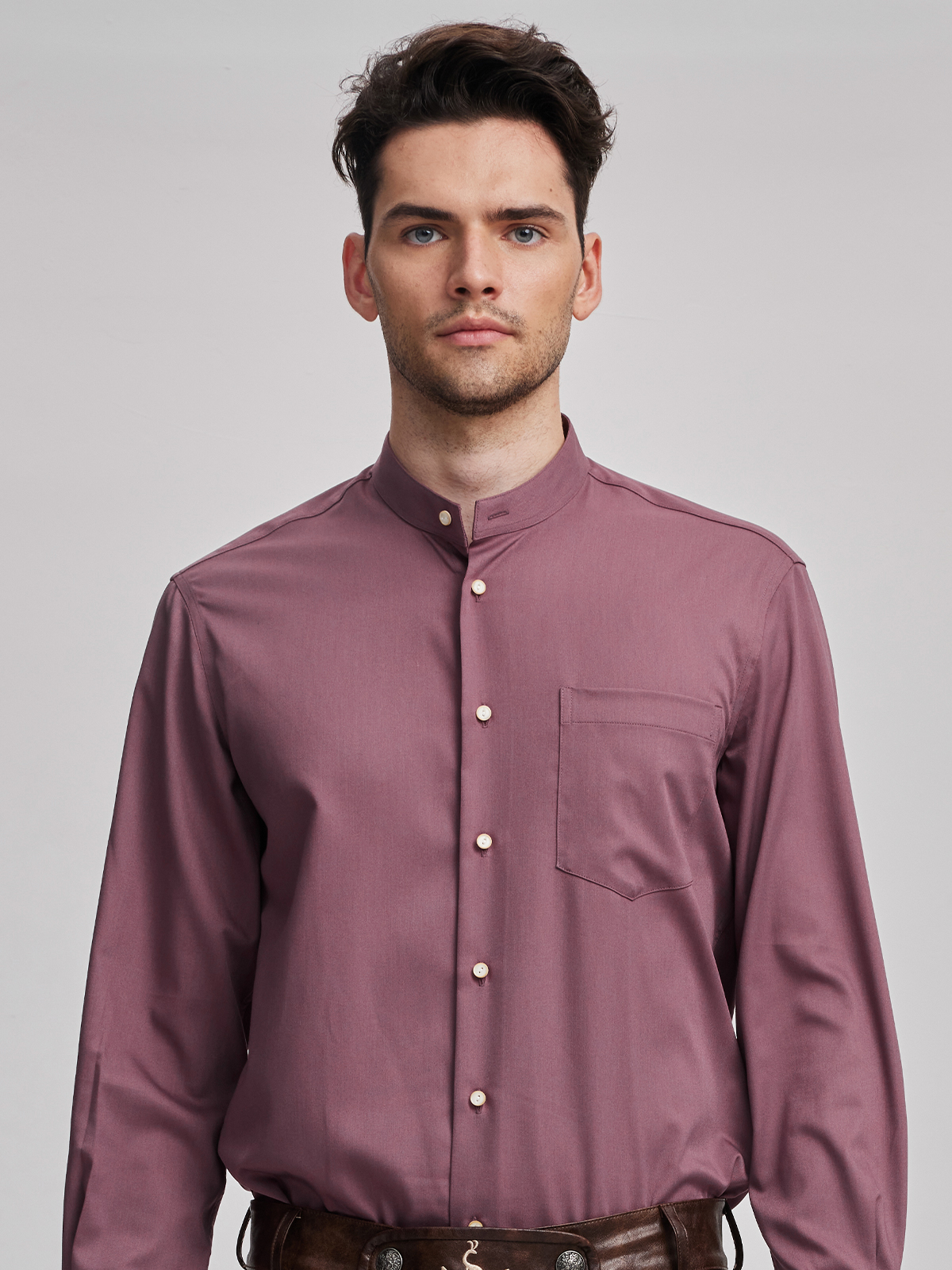 Ein elegantes rotes Samt-Dirndl mit feinen Details