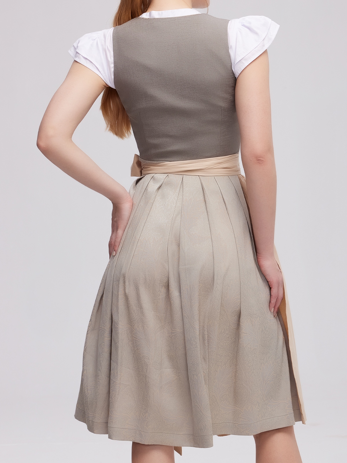 Romantisches Flieder Dirndl mit Spitzenbesatz