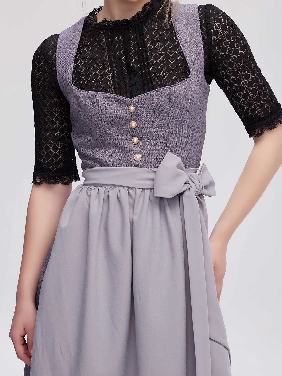 Dirndl in Grau mit Spitzenbluse