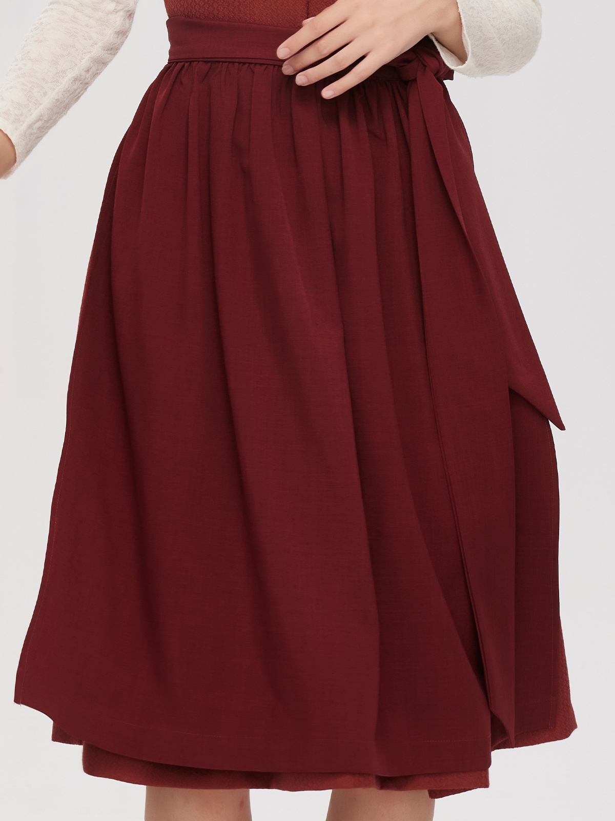 Ein elegantes rotes Samt Dirndl mit aufwendiger Stickerei